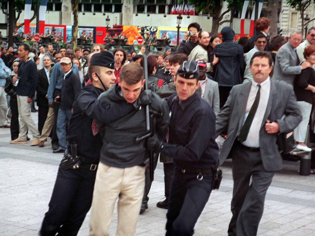 14 juillet 2002 : La tentative d'assassinat oubliée contre Jacques Chirac sur les Champs-Élysées