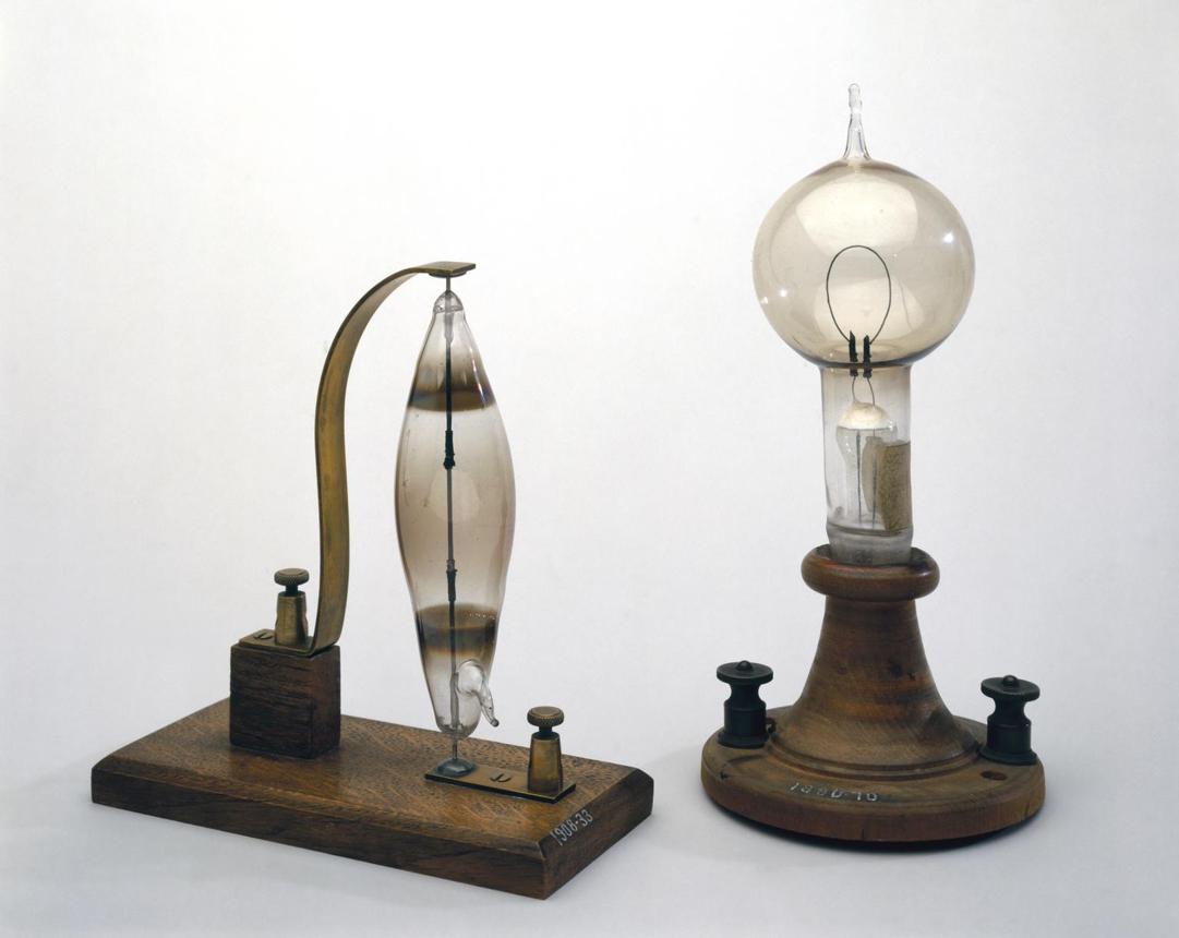 Ancienne lampe électrique à filament de carbone de la fin du XIXe siècle