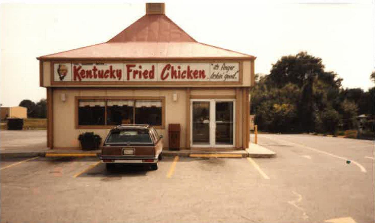 
Origine et Histoire de KFC : L'Incroyable Aventure du Poulet Frit de Kentucky Fried Chicken
