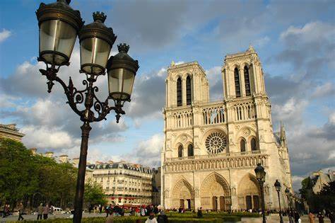 
Notre-Dame de Paris : Symbole de l'Histoire et de l'Art Français
