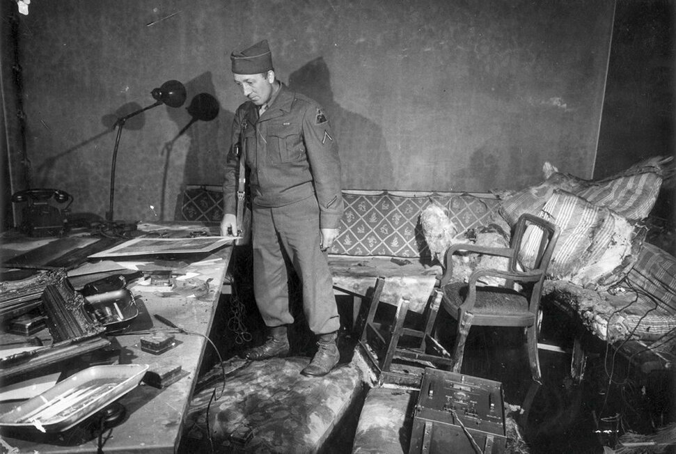 30 Avril 1945 : Adolf Hitler se Suicide dans son Bunker