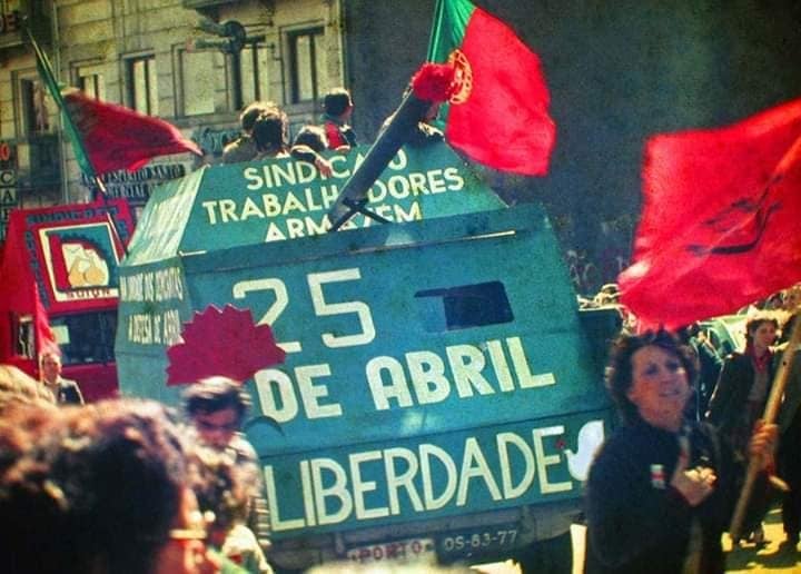 25 avril1974 : La Révolution des Œillets éclot au Portugal, mettant fin à 48 ans de dictature